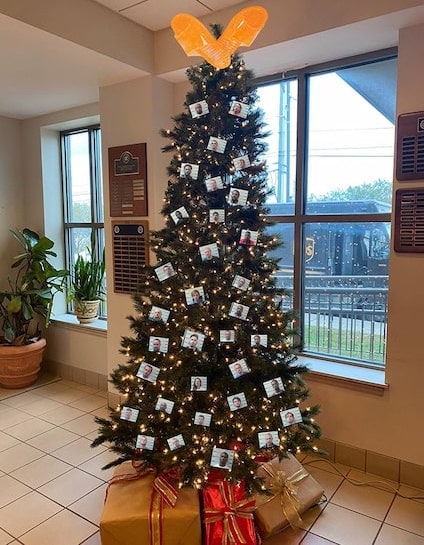 Alabama sheriff’s office’s ‘Thugshots’ Christmas tree photo sparks backlash