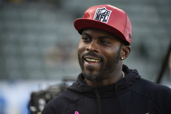 Michael Vick Attacked Again Over His Past, Fans Tell Critics to ‘Keep That Same Energy’ When Black People Are Killed And White People Hunt Animals