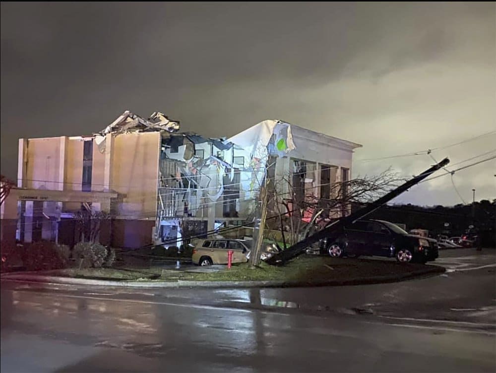 1 dead, at least 28 injured after tornado rips Alabama town