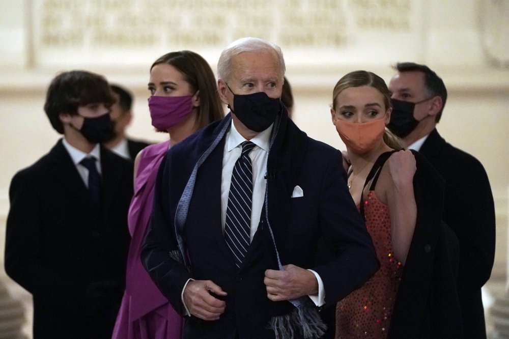 Biden to sign virus measures, requires mask use to travel