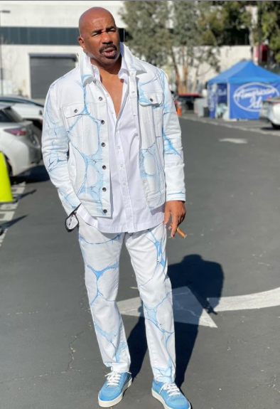 ‘That Drip Don’t Stop’: Steve Harvey Ditches Suit for Casual Shirt and Jeans, Fans Still Love His Fashion Sense