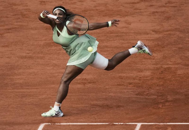 Serena Williams loses at French Open; Federer withdraws