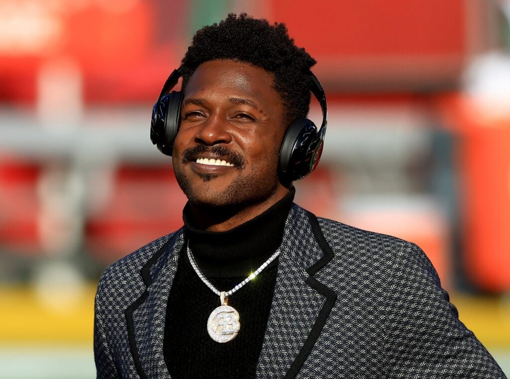 Antonio Brown ejected from training camp after fight, ripping off helmet