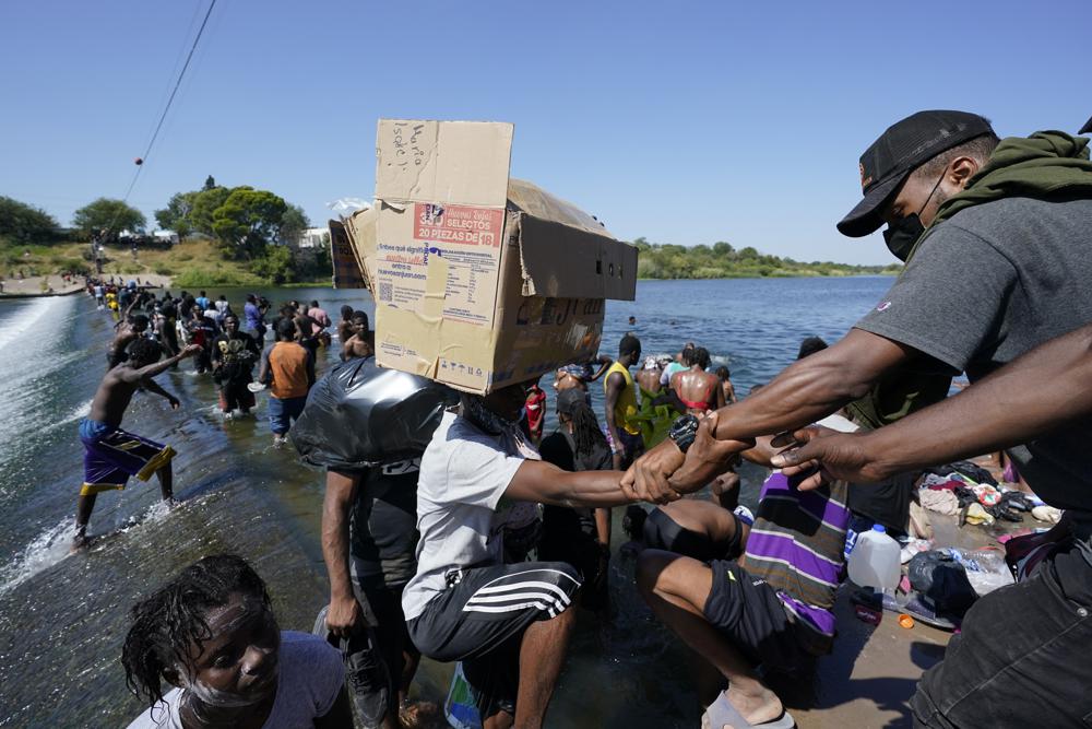 Official: US to expel Haitians from border, fly to Haiti