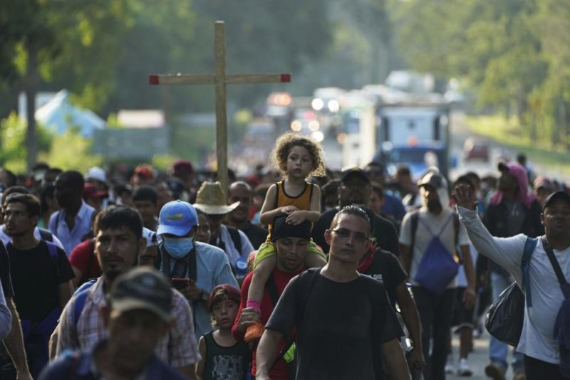 2,000 migrants continue walk through southern Mexico