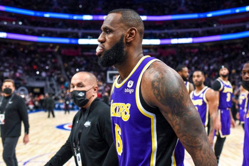 LeBron James ejected after bloodying Stewart, Lakers beat Pistons