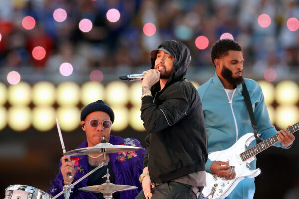 ‘Utmost Respect’: Eminem Garners Praise and Questions After Kneeling During Super Bowl LVI Halftime Show, NFL Says It Was ‘Aware’ Despite Previous Reports