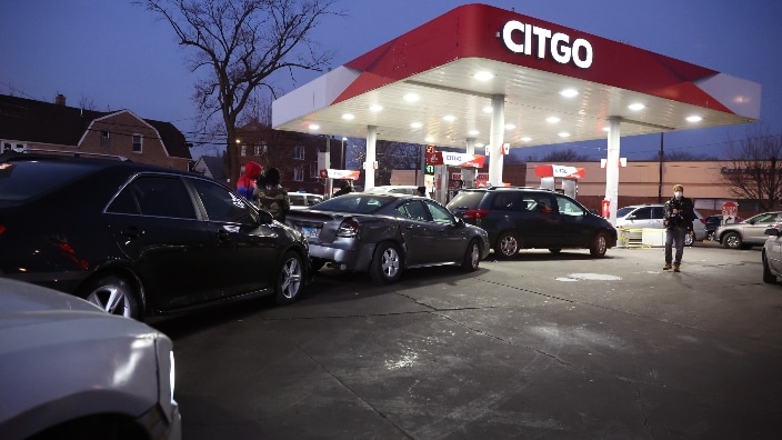 Chicago entrepreneur Willie Wilson gives away $200,000 worth of free gas