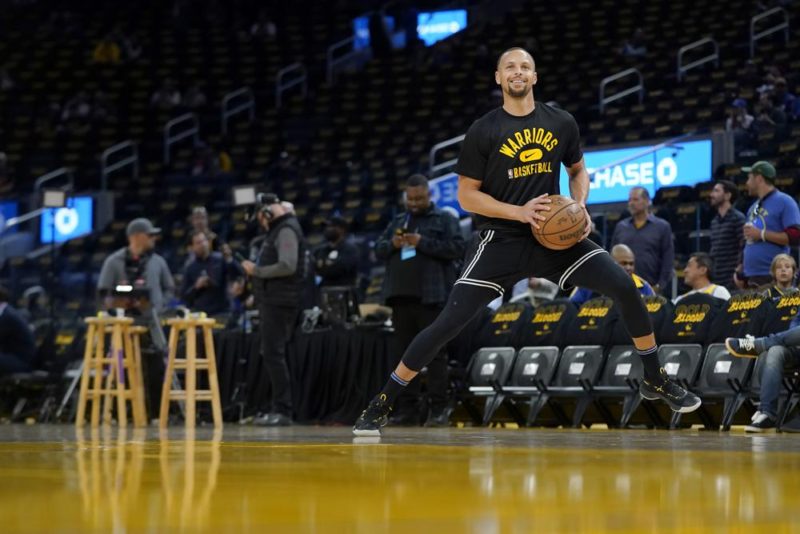 Curry returns, to come off bench in Warriors’ playoff opener