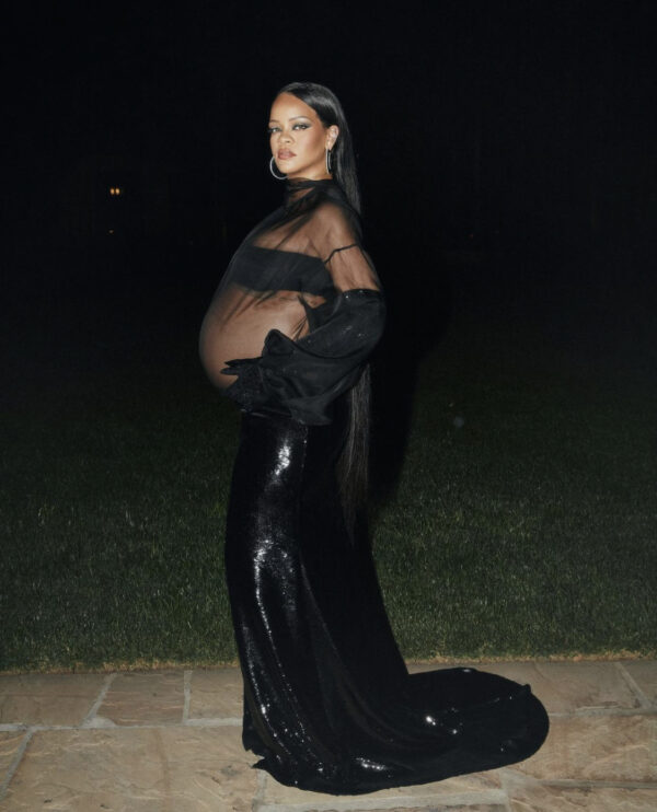 ‘Uh Oh The Belly Hanging’: Fans Assume Rihanna Will Give Birth Soon After Spotting This