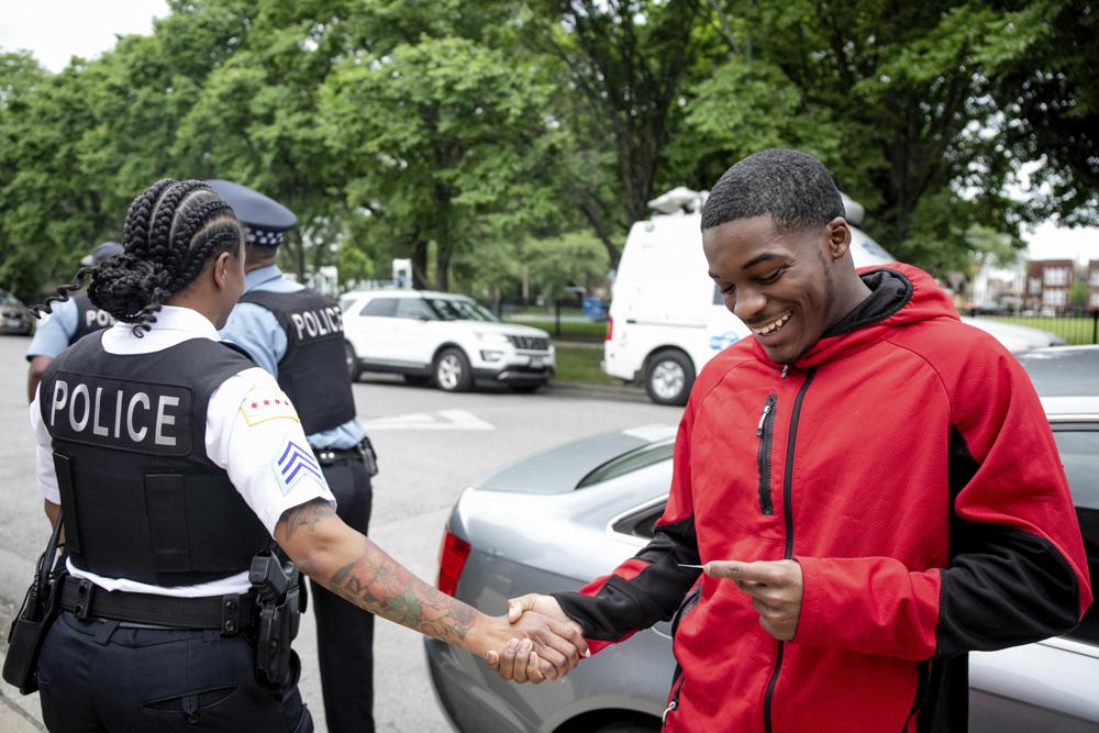 Chicago man who saved man on train tracks gets free car￼