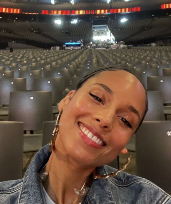 ‘Alicia Should’ve Clocked Her with Her Microphone Like Rihanna’: Alicia Keys Gets Grabbed and Kissed by a Fan During Concert Performance, the Singer and Fans React