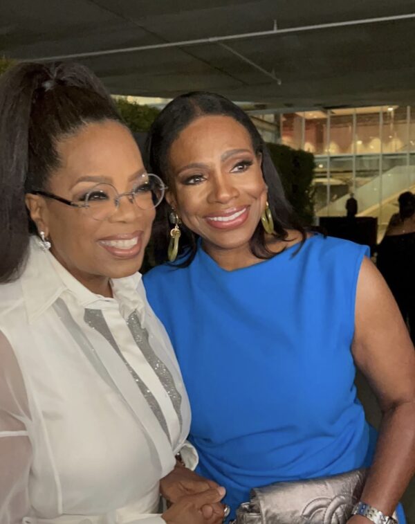 ‘Let These Queens Have Their Moment’: Sheryl Lee Ralph and Oprah Winfrey’s Emotional Embrace Almost Derailed, Fans Get Distracted by Demanding Photographer