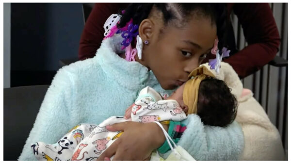 ‘She’s Poking Out!’: Ten-Year-Old Missouri Girl Helps Deliver Baby Sister After Mom Goes Into Labor Three Weeks Early; Declares She Wants to be a Doctor