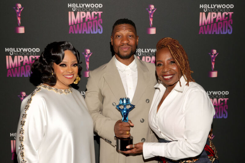 Citing Her ‘Abusive’ Past, Iyanla Vanzant Presents Jonathan Majors With ‘Perseverance Award’