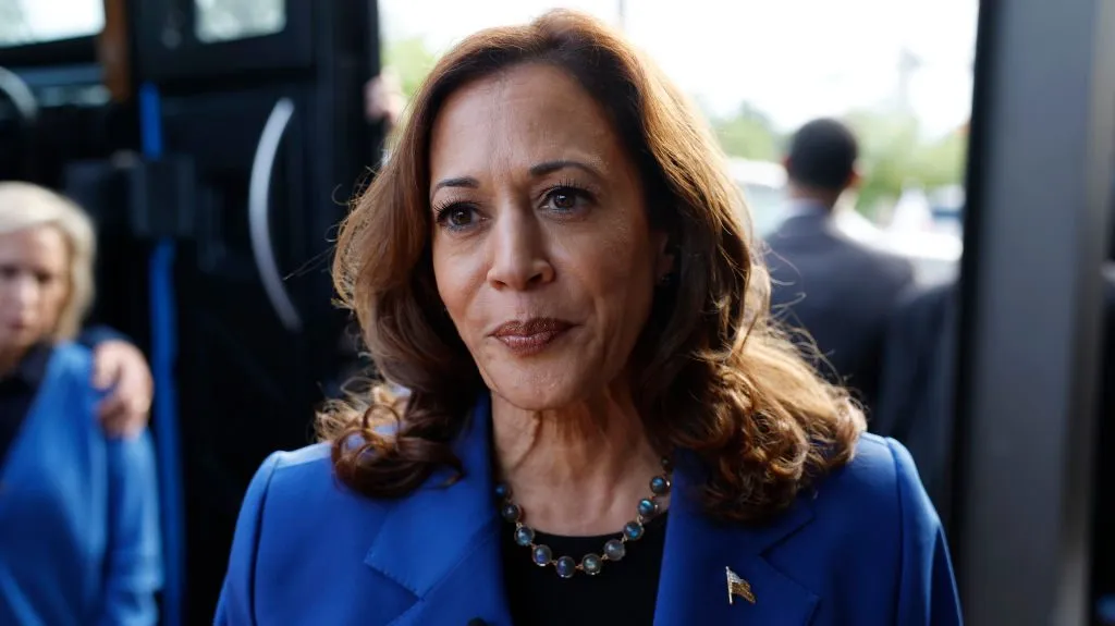 No, the 1857 Dred Scott case does not make Kamala Harris ineligible for president