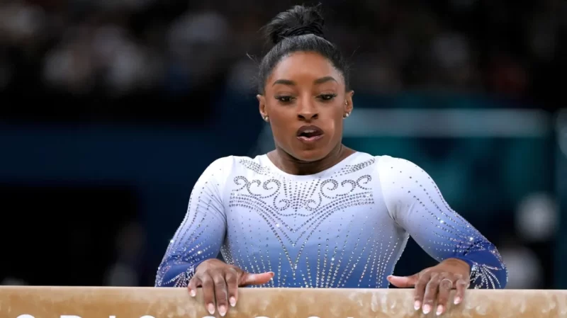 Simone Biles slips off the balance beam during event finals to miss the Olympic medal stand