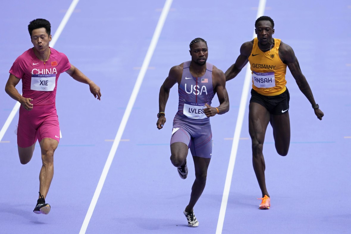 Noah Lyles closes strong to advance in 1st round of the 100 in Paris as he pursues an Olympic double