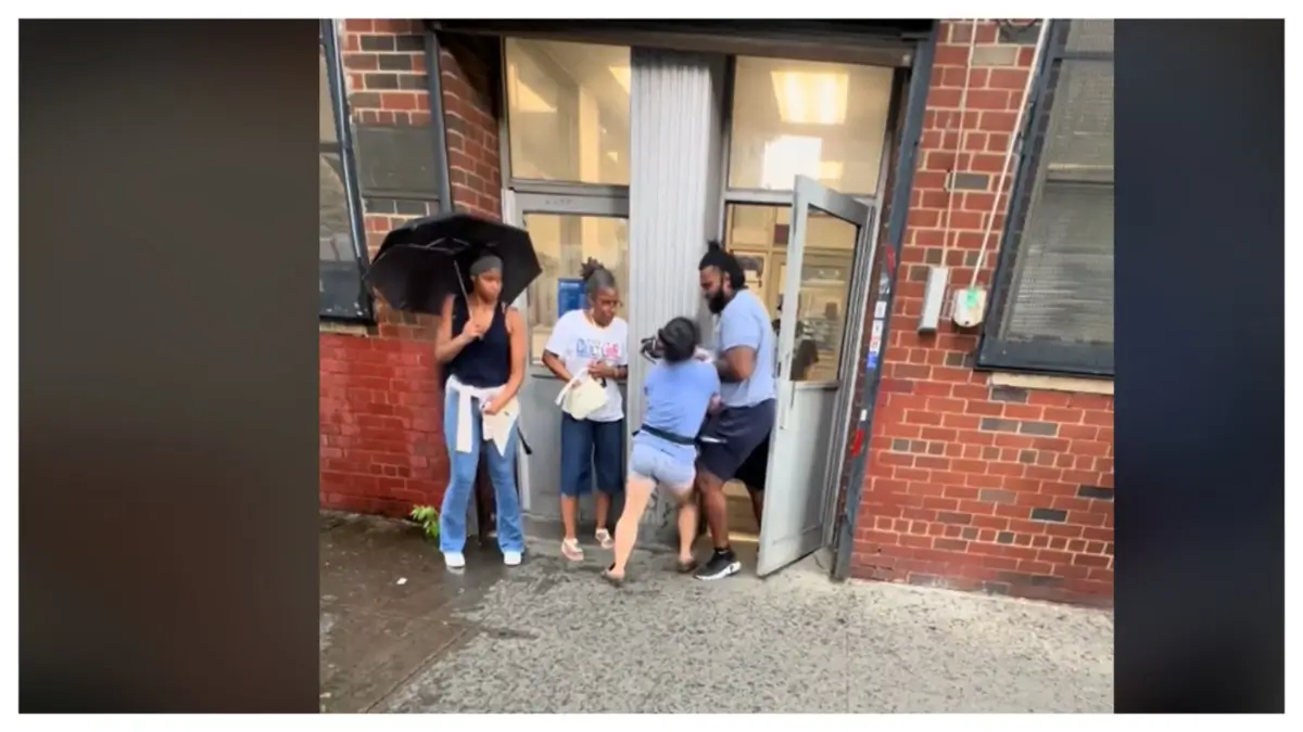 ‘She Was Determined’: Viral Video of Woman Struggling to Physically Move Postal Worker Out of the Way to Drop Off Packages Before Closing Draws Mixed Reactions