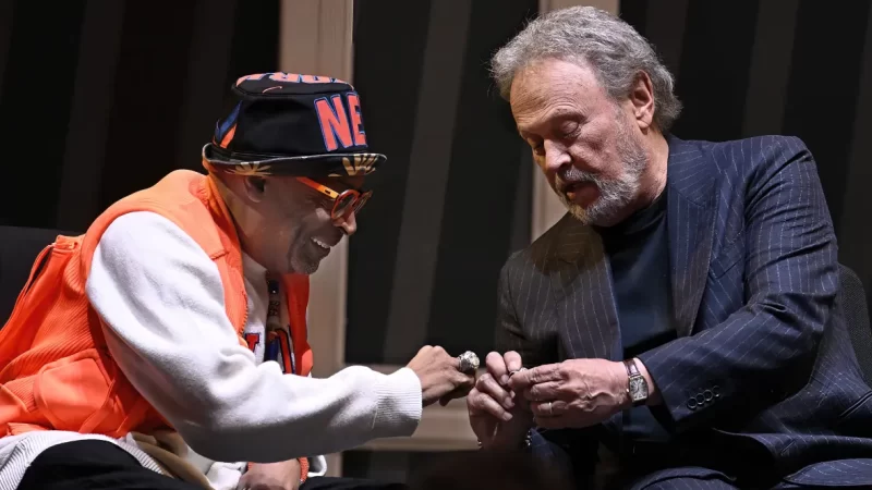 Billy Crystal and Spike Lee take their places at the Hall of Fame as basketball superfans