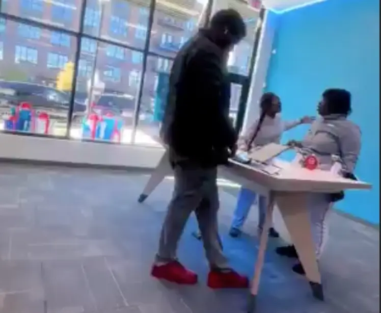 ‘Mama, PLEASE!’: Atlanta Teen Seen on Video Erupting Inside AT&T Store After Mom Allegedly Disconnects Cellphone Service, Drawing Thousands of Shocked Reactions