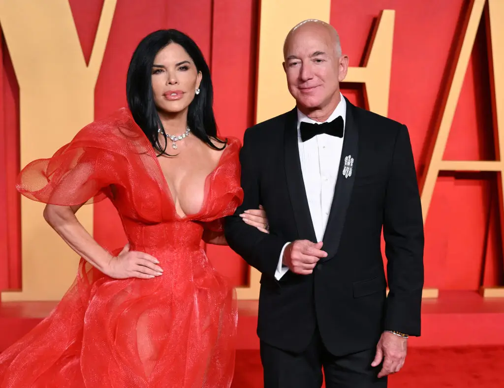 ‘He Has No Plans of Ever Marrying Her’: Jeff Bezos’ Fiancée Seemingly Becomes Uneasy When Pressed About Billionaire Wedding 