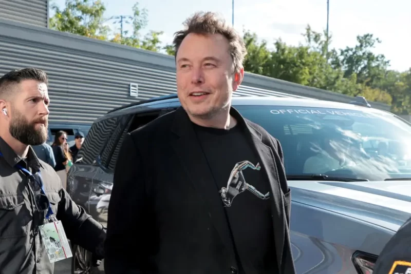 ‘He’s Built Like an Autopsy’: Fans Tear Into Elon Musk for Using AI Photos to Distract From His Distorted ‘Dad Bod’ Following SNL Parody