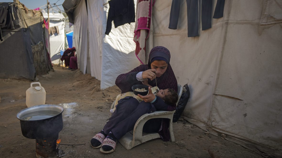 UN halts aid shipments through Gaza’s main crossing after looting. It blames the crisis on Israel