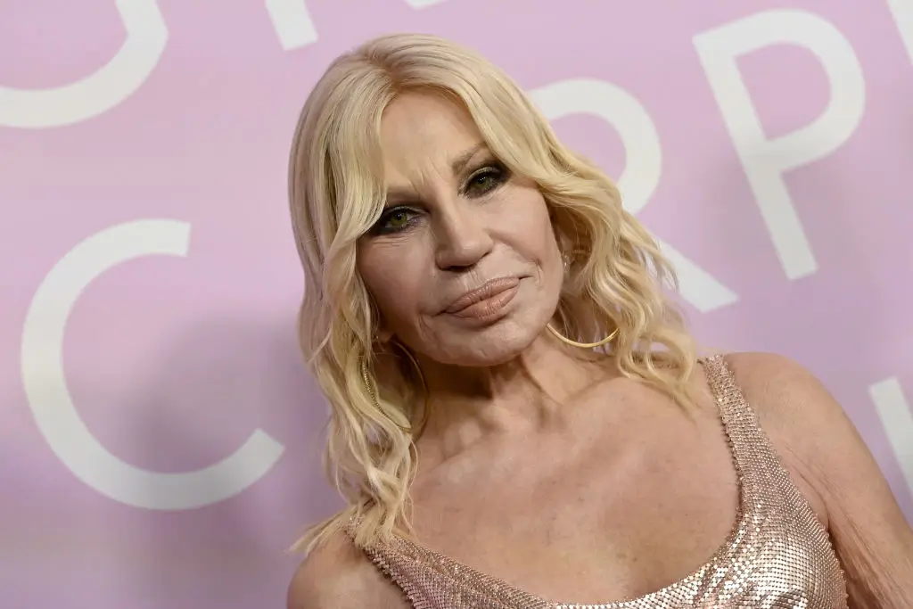 ‘Whoever Did Her New Face, Wow!’: Donatella Versace Unveils Shocking New ‘Snatched’ Face and Body, Fans Can’t Believe Their Eyes