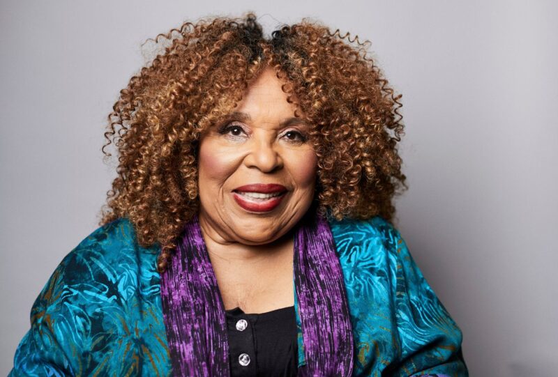 Roberta Flack, Grammy-winning singer with an intimate style, dies at 88