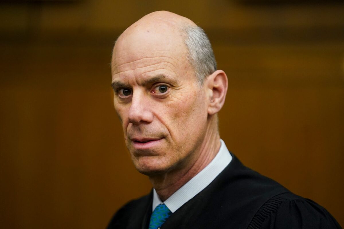 Judge finds cause to hold Trump administration in criminal contempt for violating deportation order