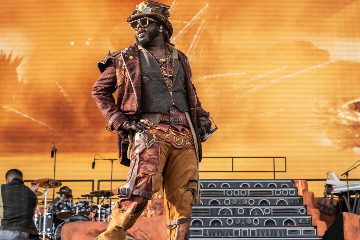 Coachella continues with Weezer, T-Pain and a Bernie Sanders appearance