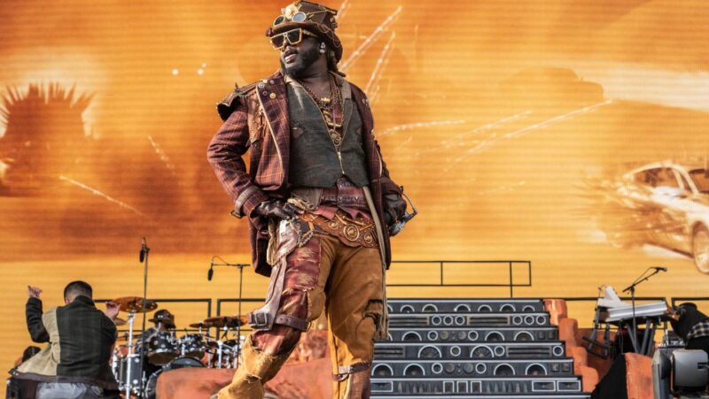 Coachella continues with Weezer, T-Pain and a Bernie Sanders appearance