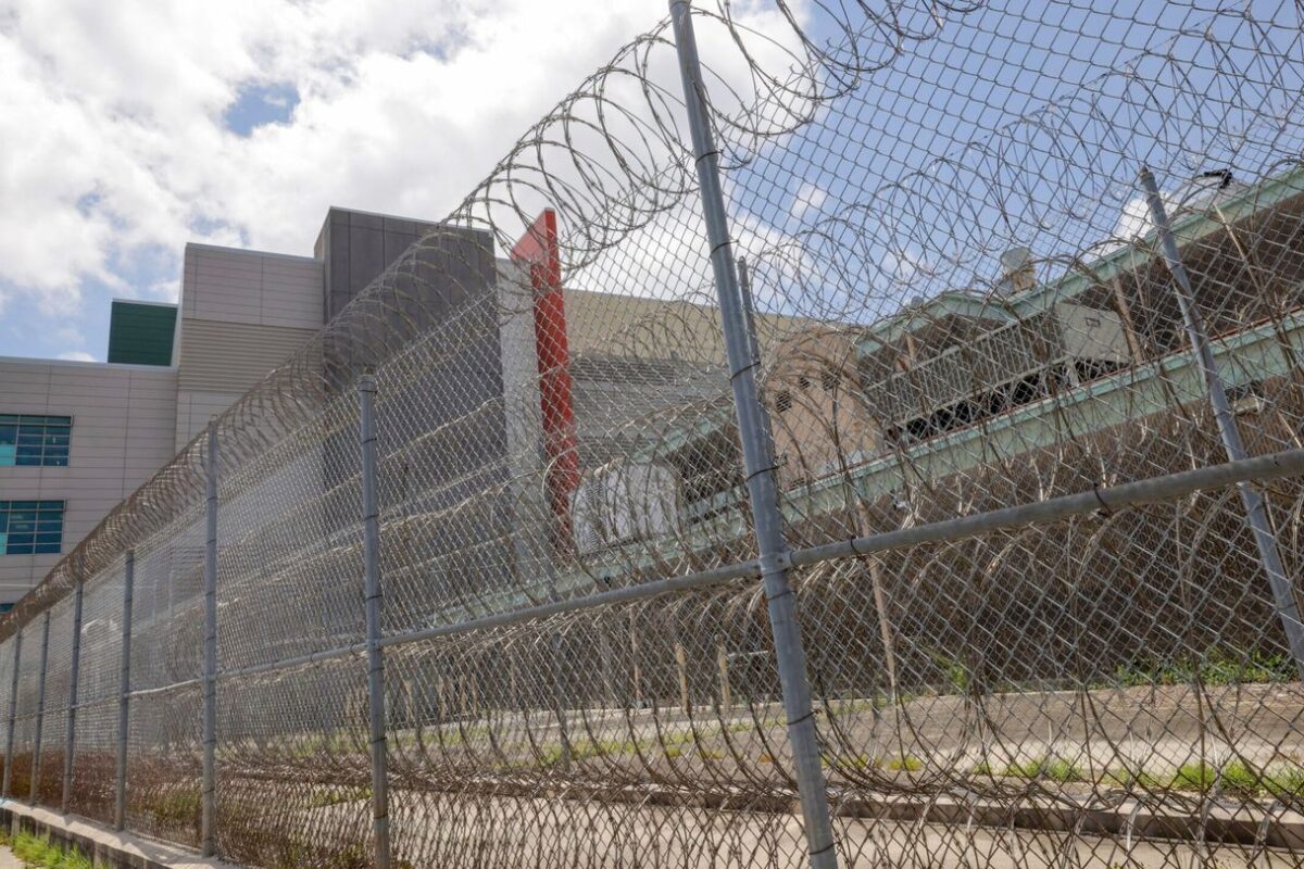 10 escape from New Orleans jail through hole in cell wall while lone guard left to get food