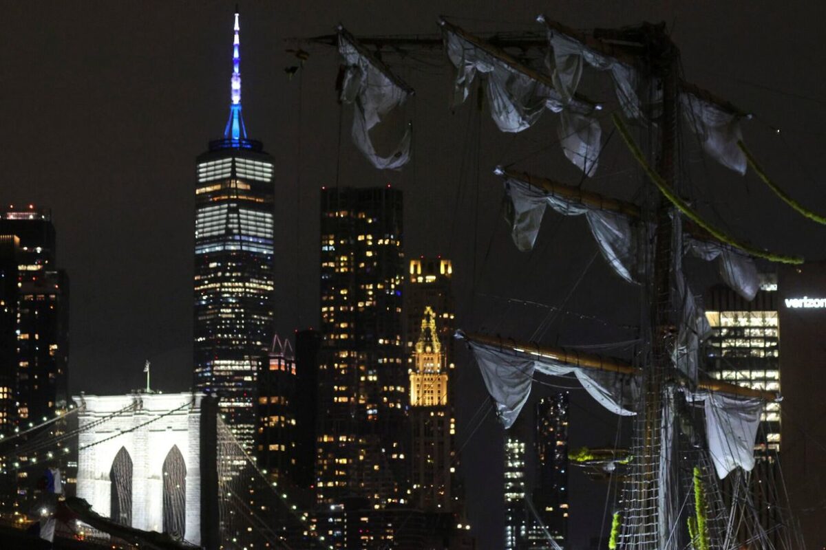 Mexican tall ship strikes Brooklyn Bridge, snapping masts and killing 2 crew members