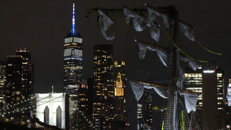 Mexican tall ship strikes Brooklyn Bridge, snapping masts and killing 2 crew members