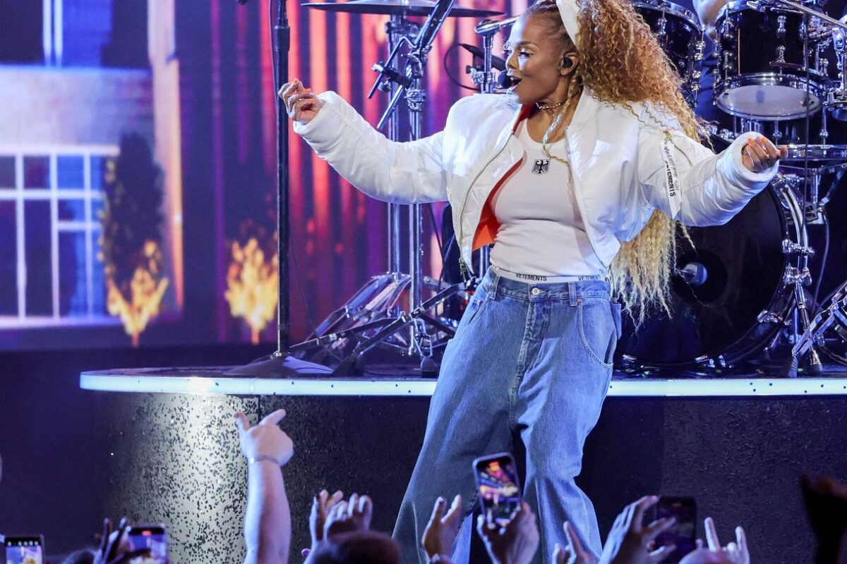 Janet Jackson receives Icon Award, performs on TV for the first time in seven years during the American Music Awards