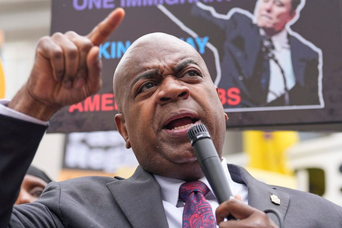 Newark mayor sues New Jersey’s top federal prosecutor after arrest at immigration detention site