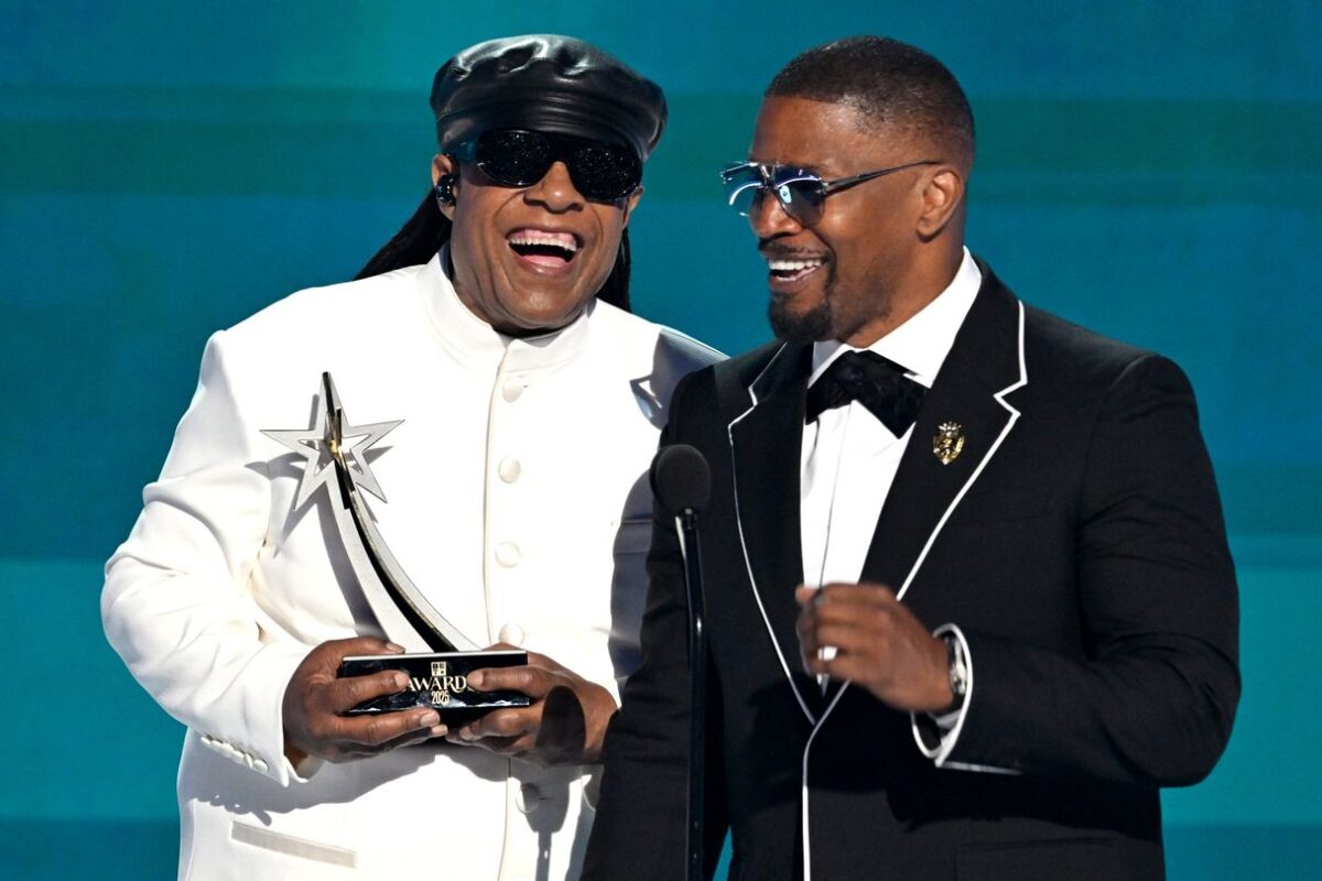 Jamie Foxx honored with BET Icon Award, delivers tearful speech on surviving near-death crisis