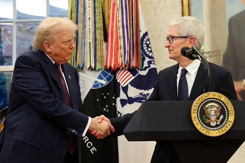 ‘So Cringe, Steve Jobs Would Be Ashamed’: Apple CEO Faces Backlash, Calls for Boycott After Presenting Gold Gift to Donald Trump and Sidestepping Tariffs