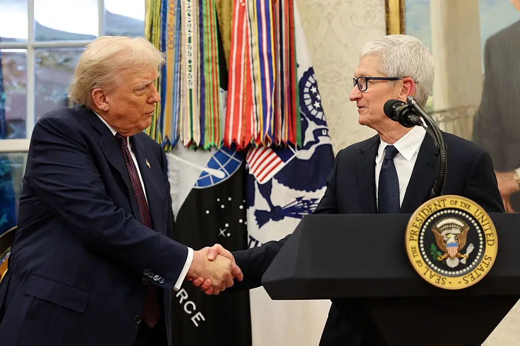 ‘So Cringe, Steve Jobs Would Be Ashamed’: Apple CEO Faces Backlash, Calls for Boycott After Presenting Gold Gift to Donald Trump and Sidestepping Tariffs