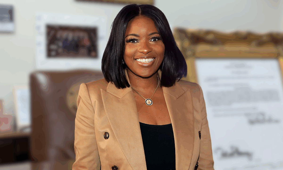 Jasmine Crockett shows support to Texas Democrats with her framed arrest warrant: ‘KNOCK THEM OUT!’