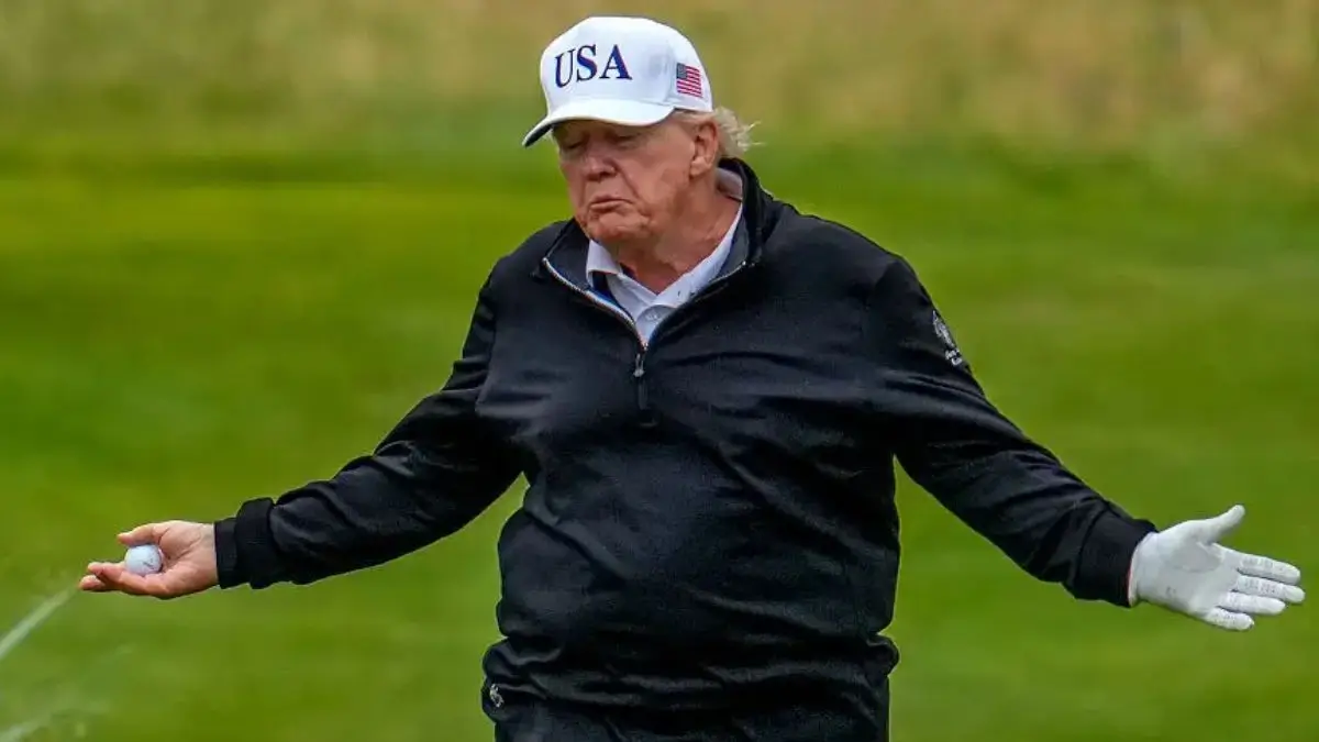 ‘Guy Has to Smell So Bad’: Trump’s Awkward Run-In With Bugs On Golf Course Goes Viral as Fans Zoom In and Revive Longstanding Hygiene Rumors