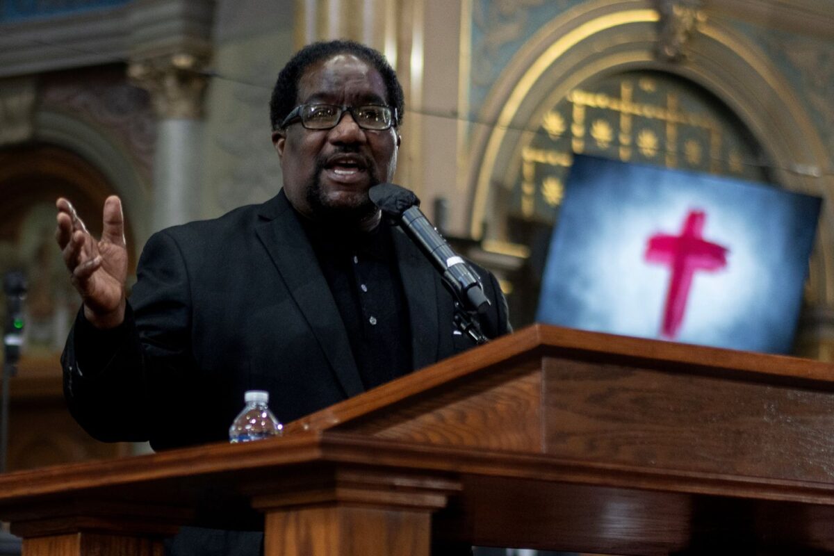 Chicago churches urge calm resistance ahead of expected federal intervention
