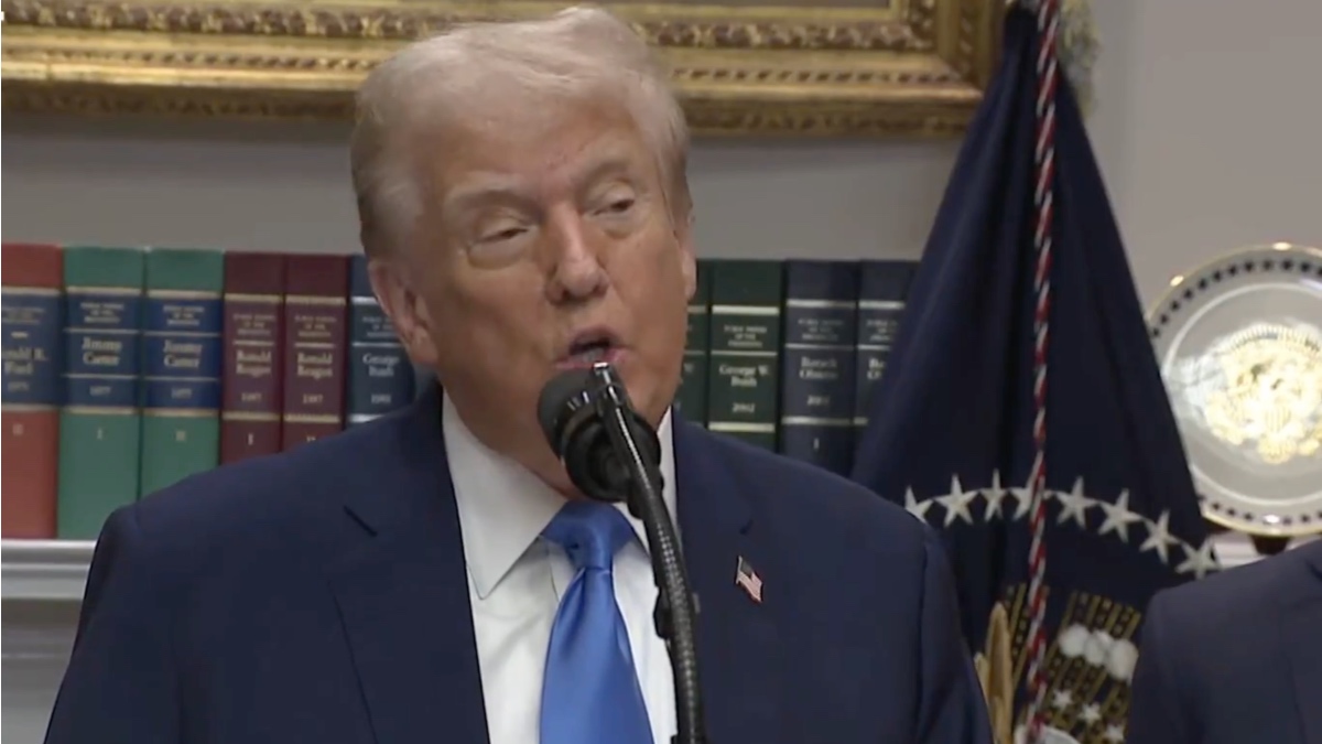 ‘Ah-se-der… Is That OK?’: Donald Trump Trips Over His Own Words, Begs Staff to Bail Him Out in a Cringe Moment That Broke the Internet