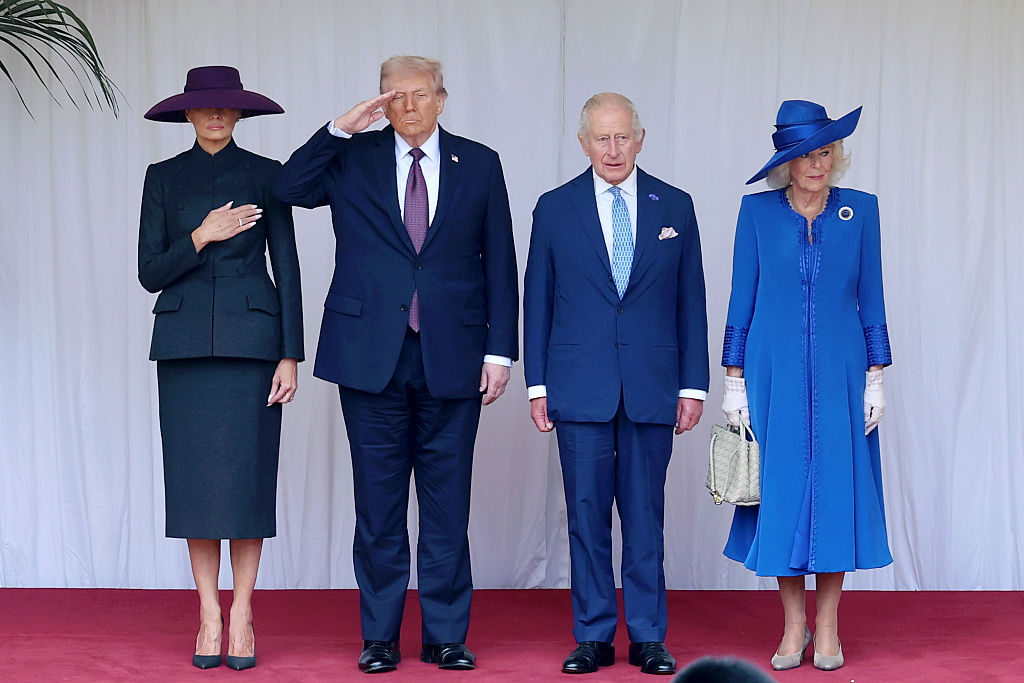 ‘Dumbo and Lampshade’: Gavin Newsom’s Team Roasts Viral Photo of Trump Looking Like a Lost Fool in the Castle as Melania’s Hat Turns Her Into a Lamp