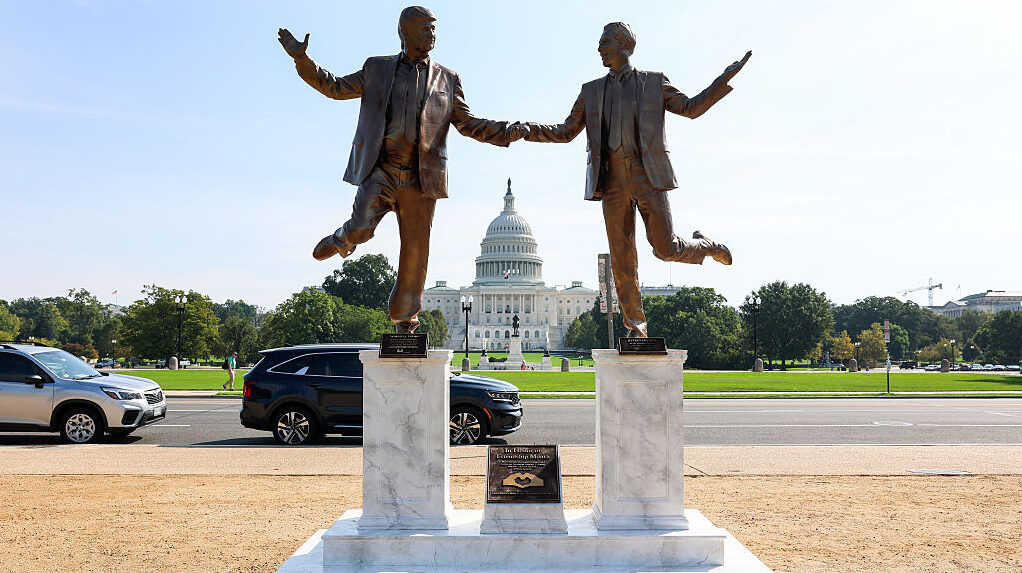 Trump–Epstein “Best Friends Forever” statue removed from National Mall, raising concerns about free speech
