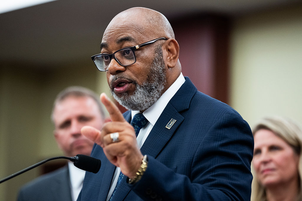 Federal Workers’ Union Demands Immediate End To Government Shutdown 