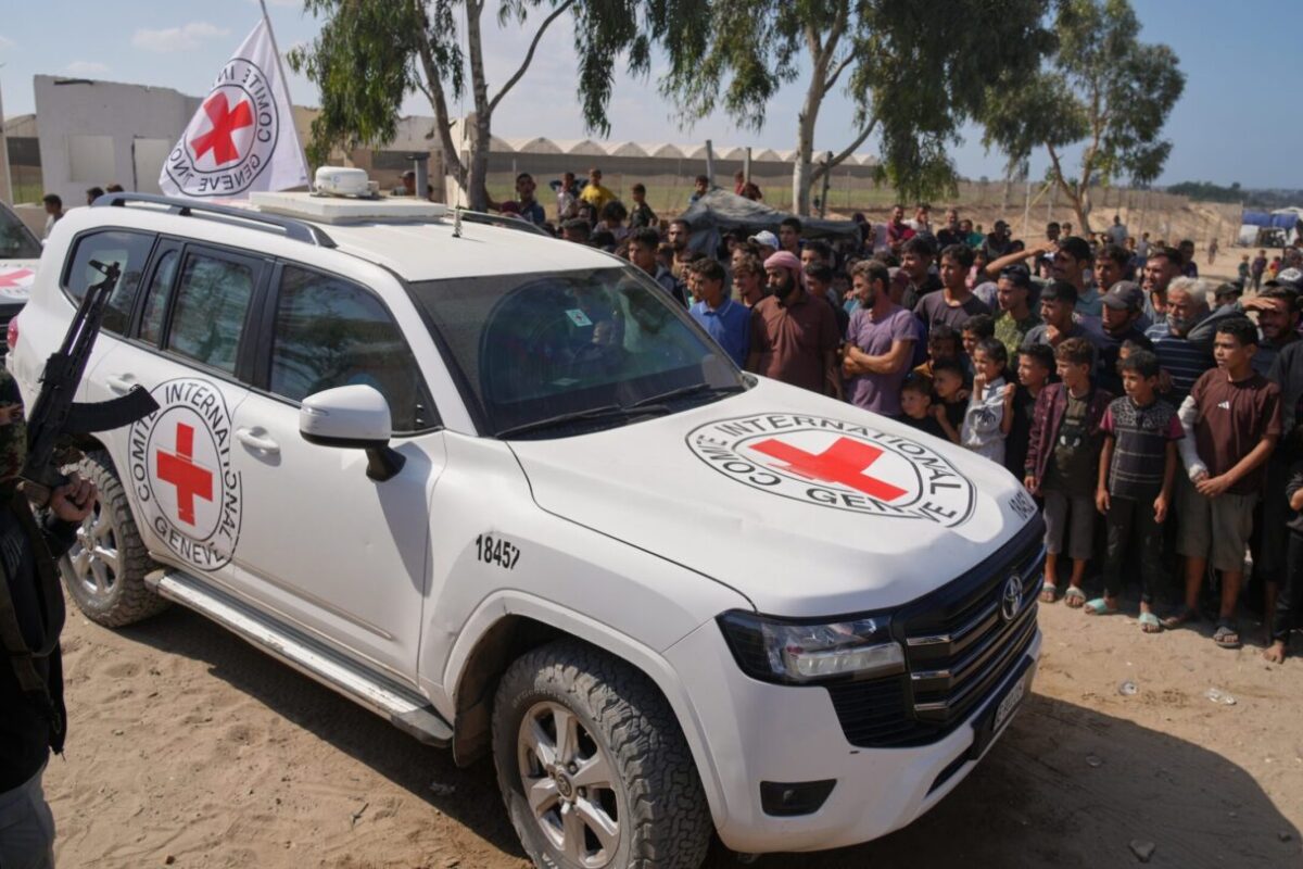 Living hostages and Palestinian prisoners are released as part of ceasefire in Gaza