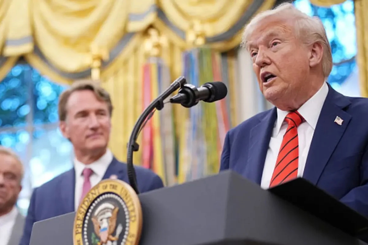 ‘Bad Wig Infomercial’: Trump’s Press Brief Goes Off the Rails After Fans Zoom In and Spot His Uncanny Look-Alike